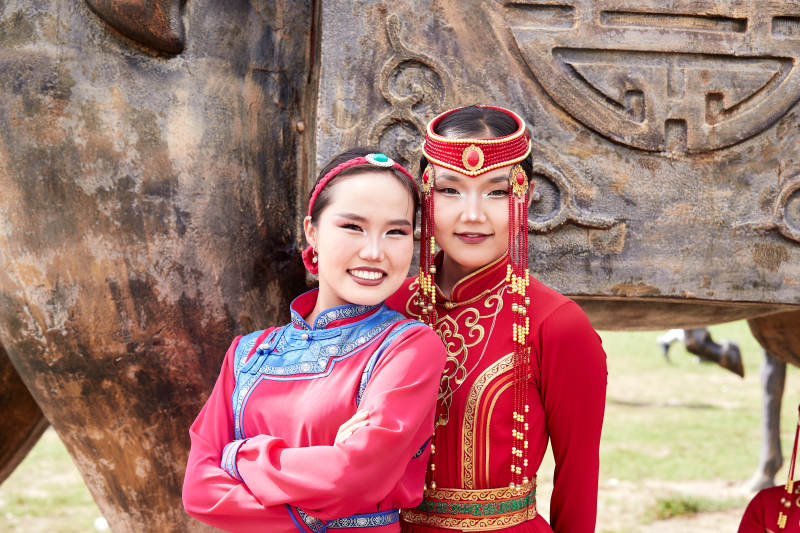 那达慕大会上穿蒙古族传统服饰的蒙族姑娘图片