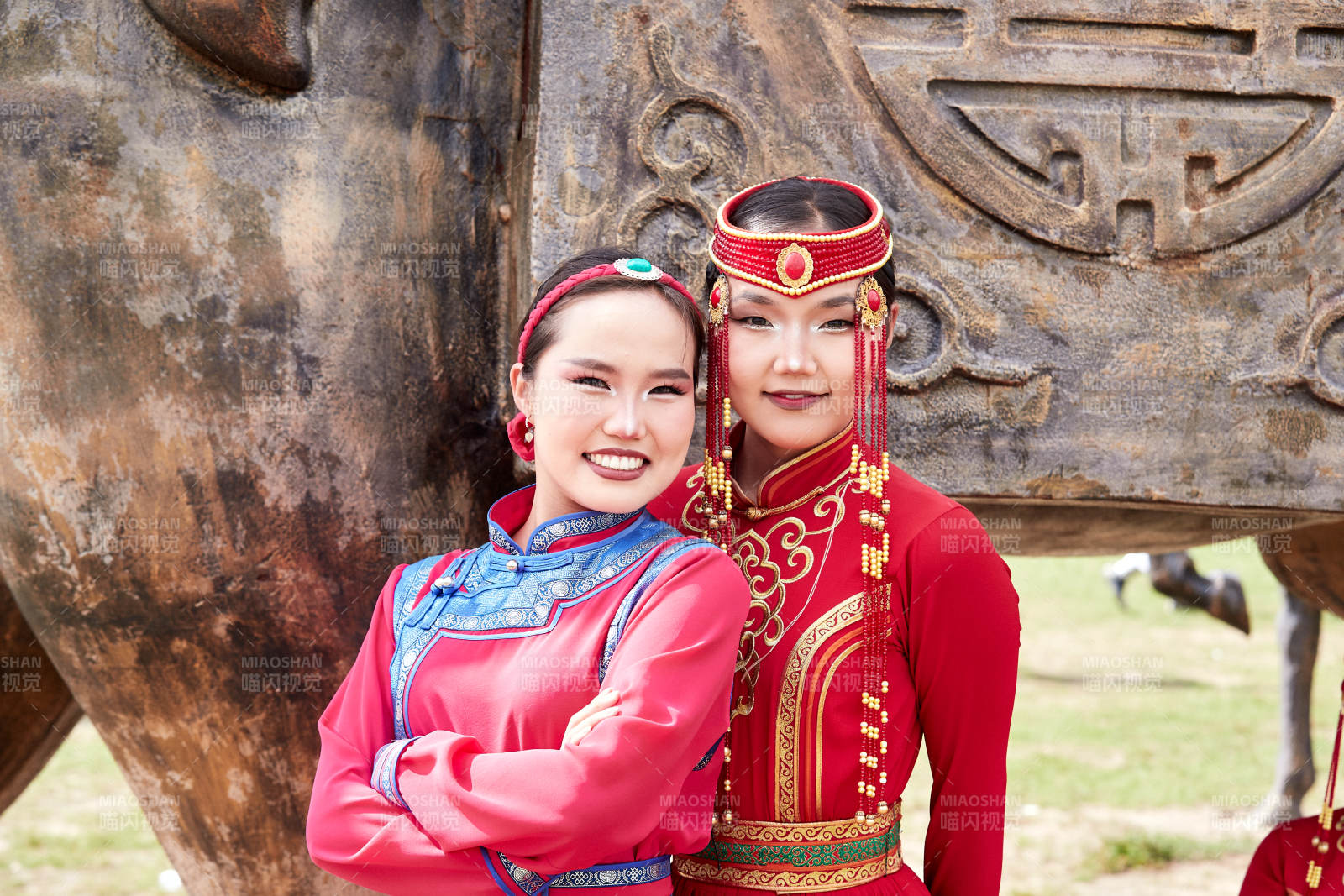 那达慕大会上穿蒙古族传统服饰的蒙族姑娘图片