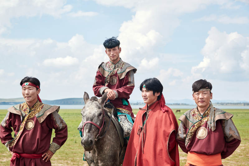 那达慕大会上表演的蒙古演员图片
