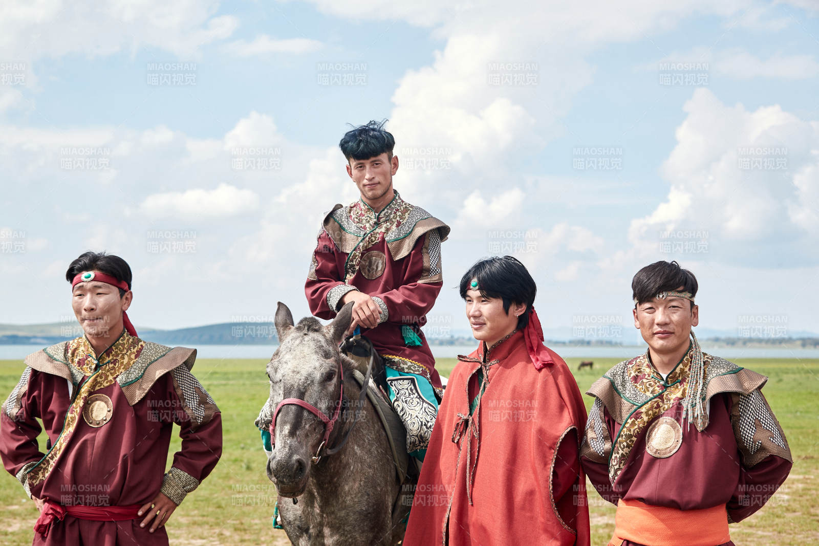 那达慕大会上表演的蒙古演员图片