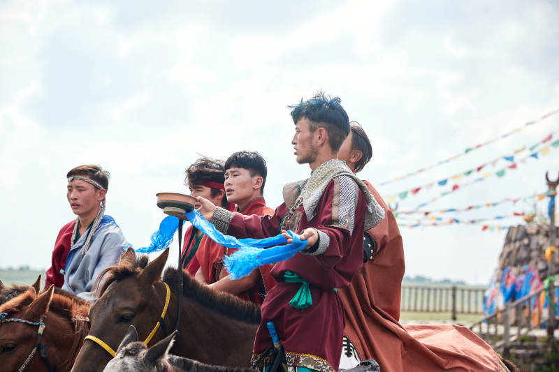草原那达慕大会上骑马的蒙古族汉子图片