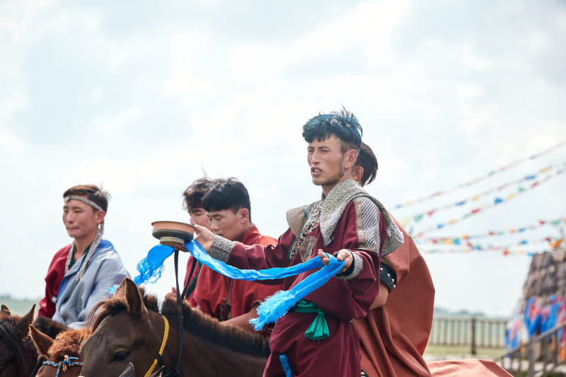 草原那达慕大会上骑马的蒙古族汉子图片