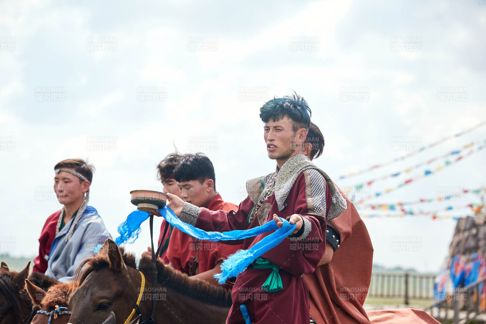 草原那达慕大会上骑马的蒙古族汉子图片