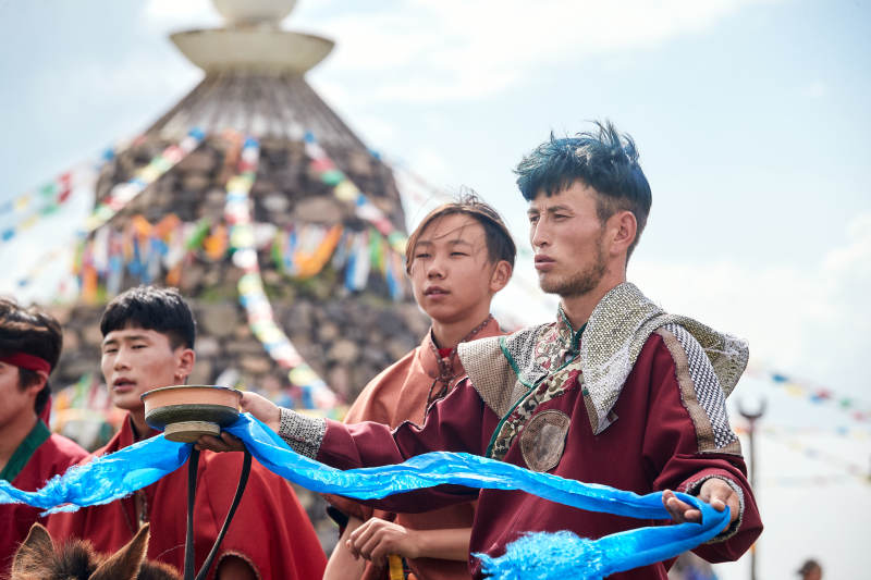 草原那达慕大会上骑马的蒙古族汉子图片