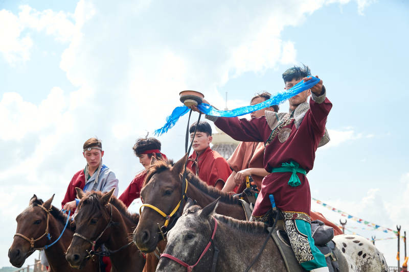 草原那达慕大会上骑马的蒙古族汉子图片
