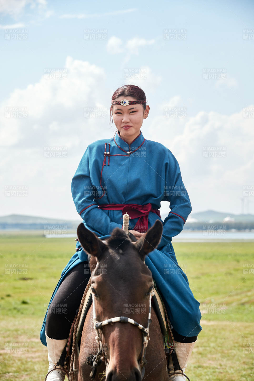 草原那达慕大会上骑着马的蒙古姑娘图片