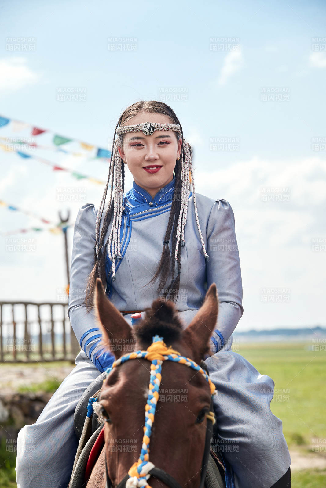 草原那达慕大会上骑着马的蒙古姑娘图片