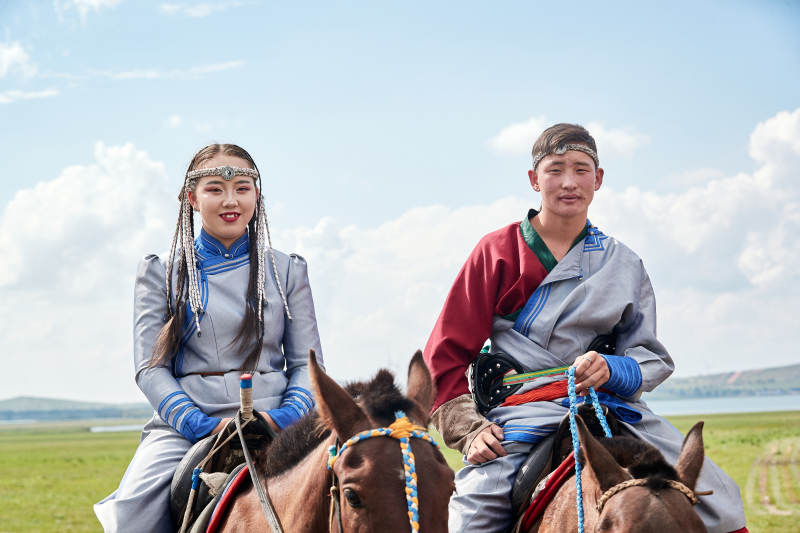 草原那达慕大会上骑着马的蒙古演员图片