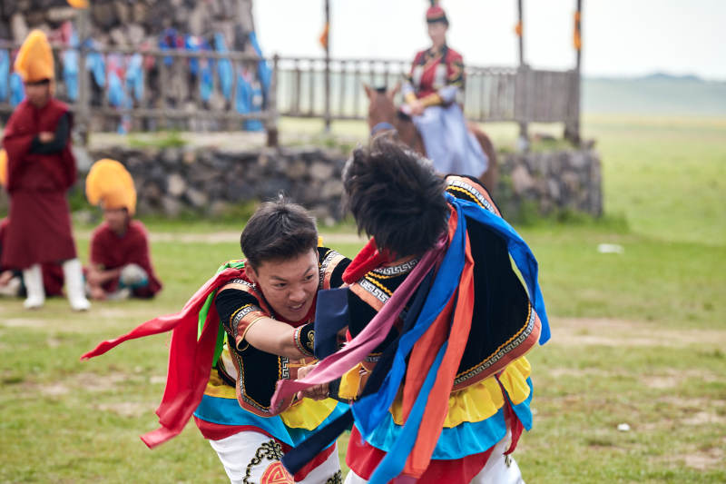草原那达慕大会上的蒙古摔跤手图片