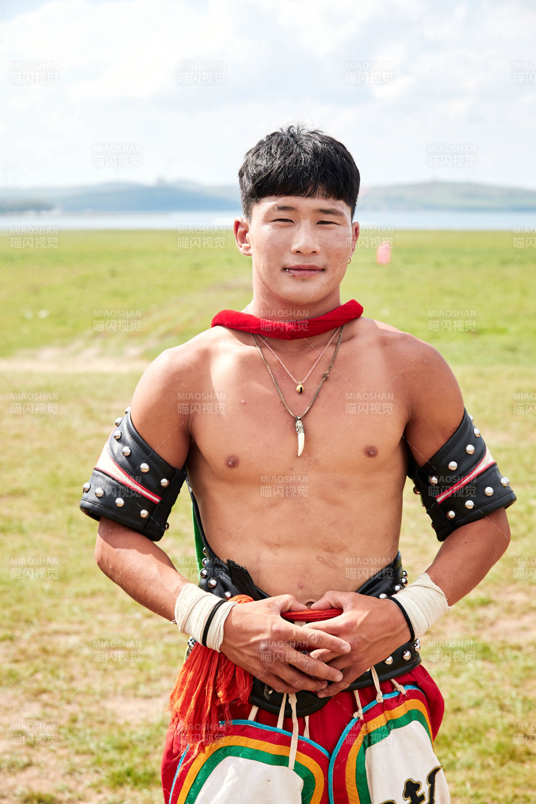 草原那达慕大会上的蒙古摔跤手图片