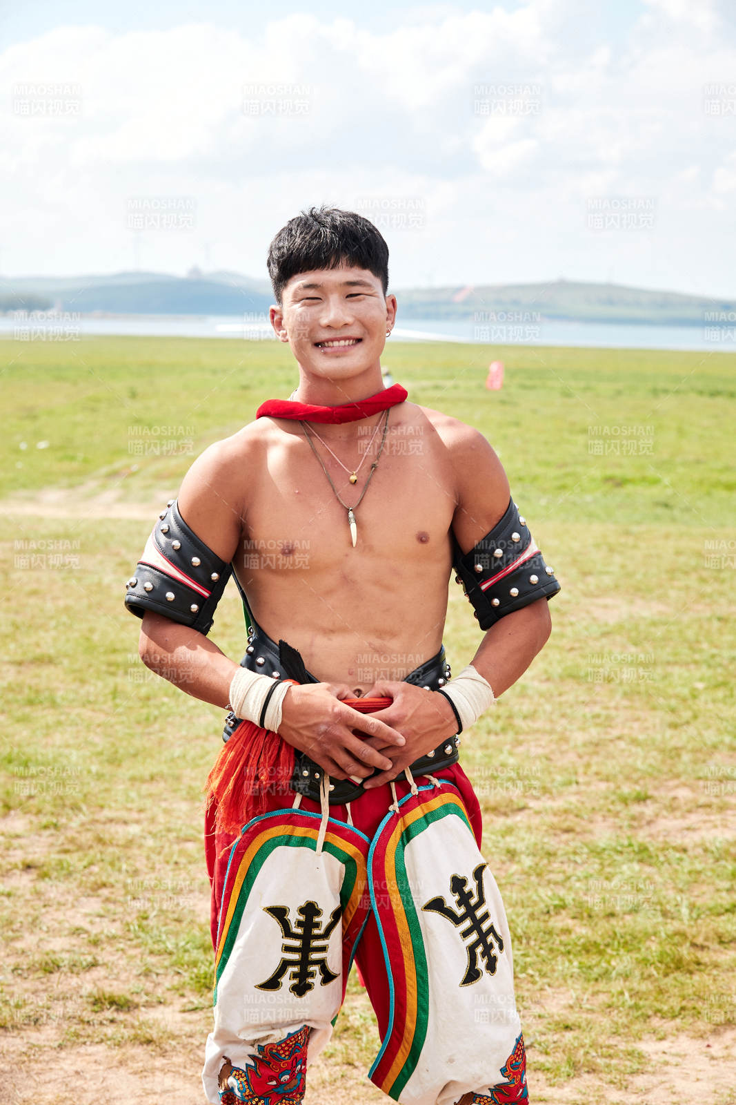 草原那达慕大会上的蒙古摔跤手图片