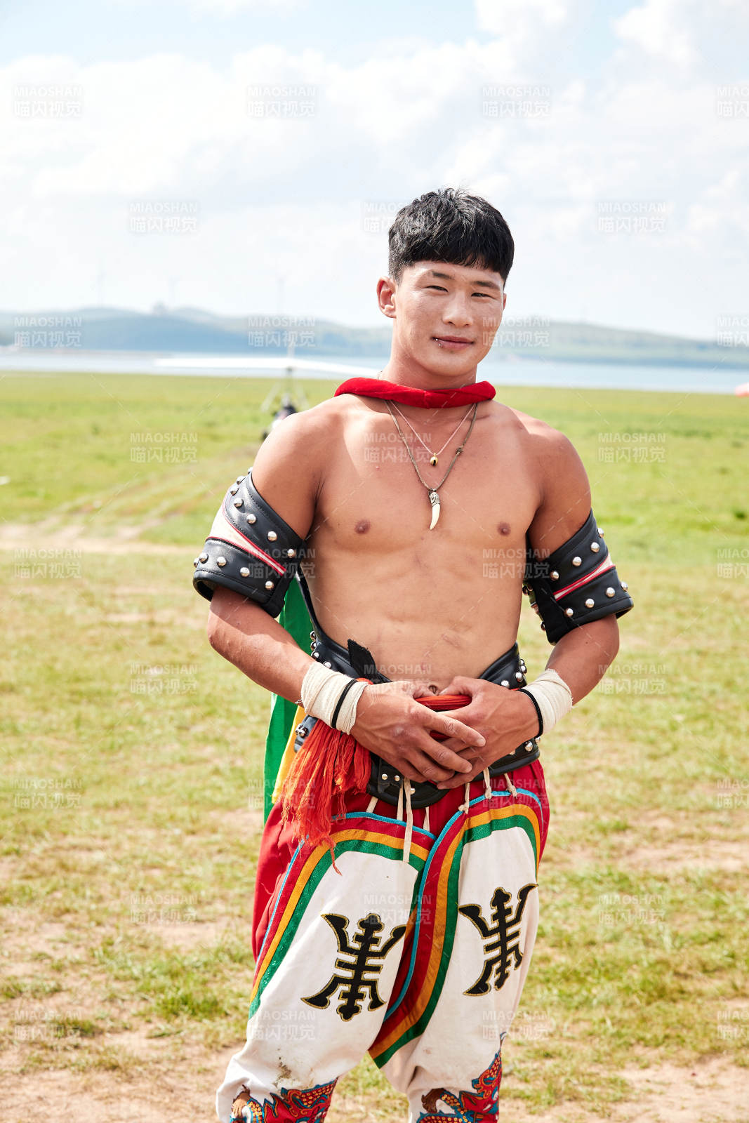 草原那达慕大会上的蒙古摔跤手图片