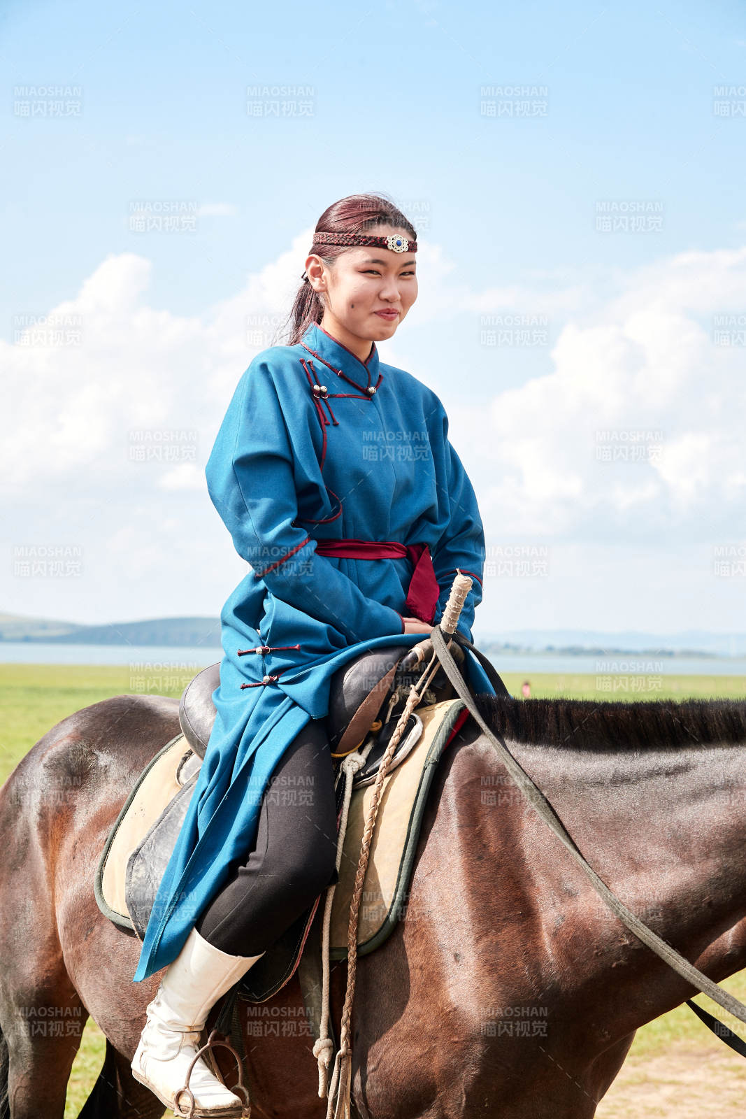 草原那达慕大会上骑着马的蒙古姑娘图片