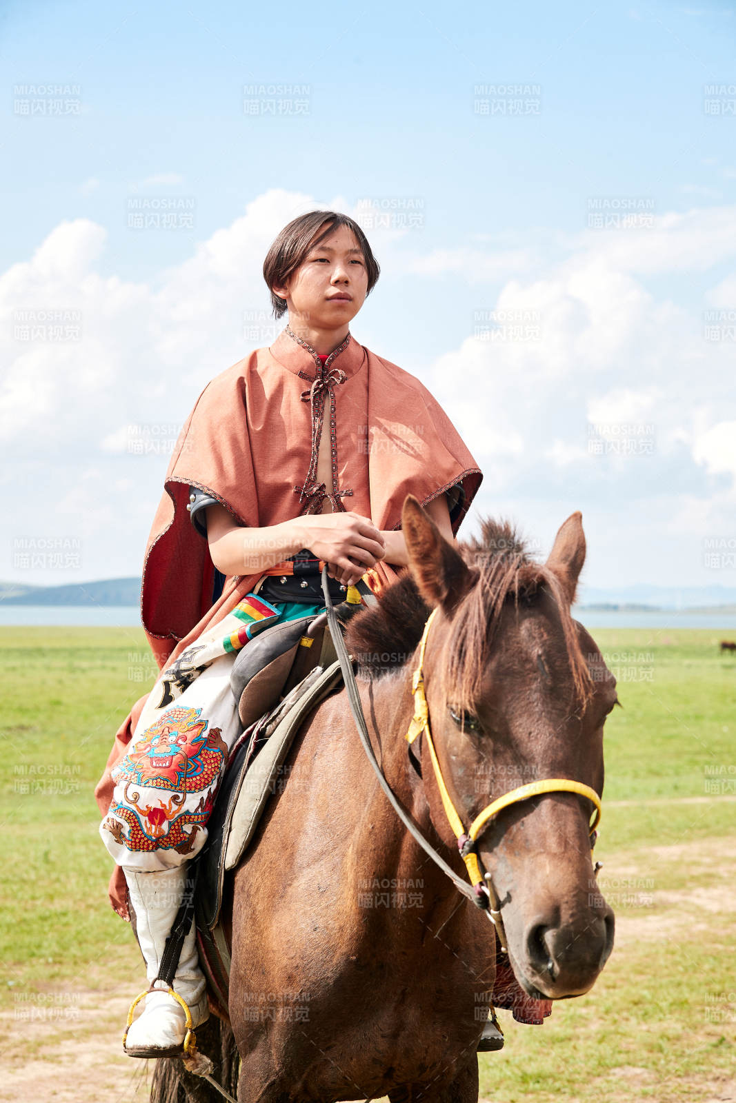 草原那达慕大会上骑着马的蒙古人图片