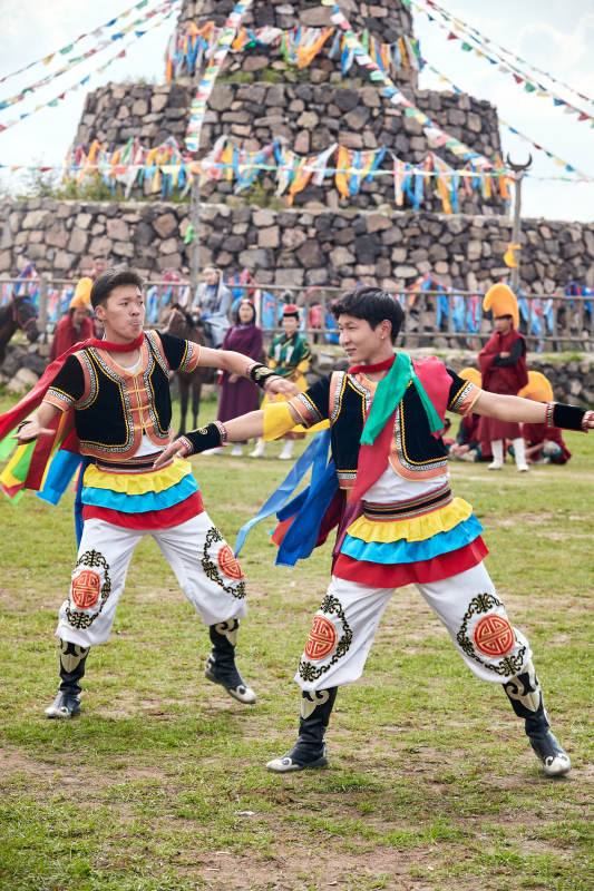 草原那达慕大会上的蒙古摔跤手图片