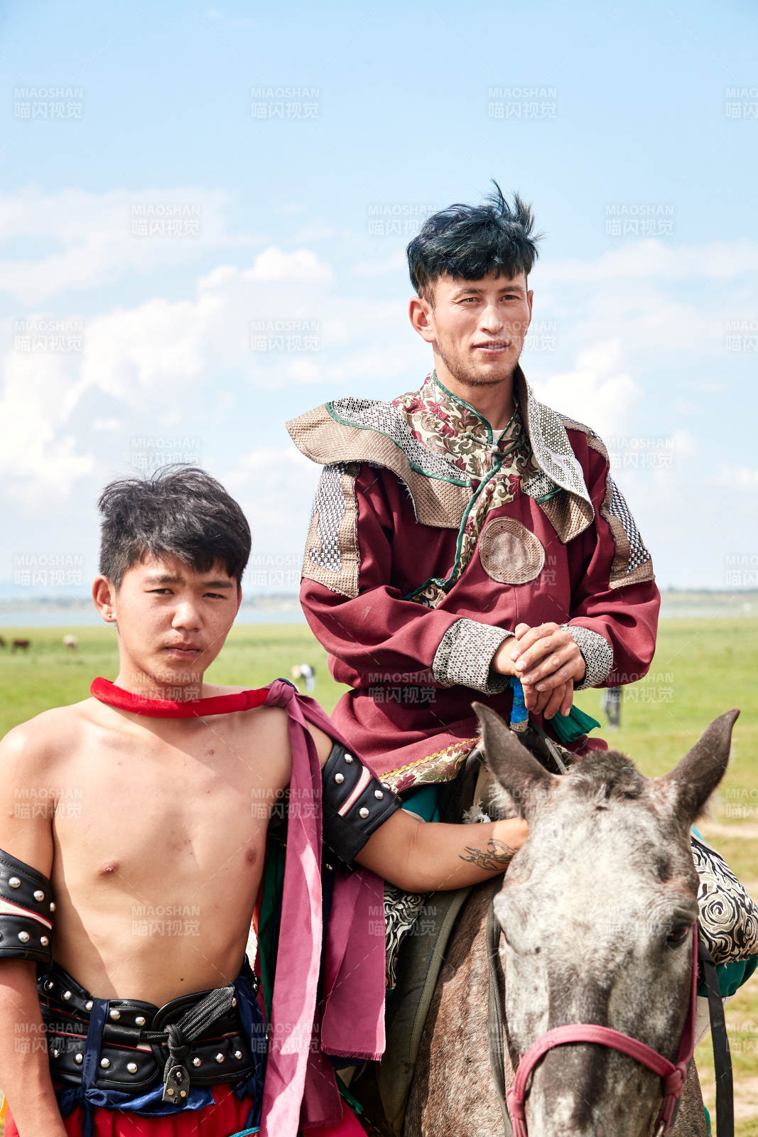草原那达慕大会上骑着马的蒙古演员图片