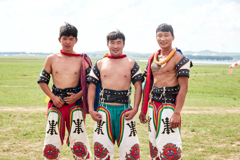 草原那达慕大会上的蒙古摔跤手图片