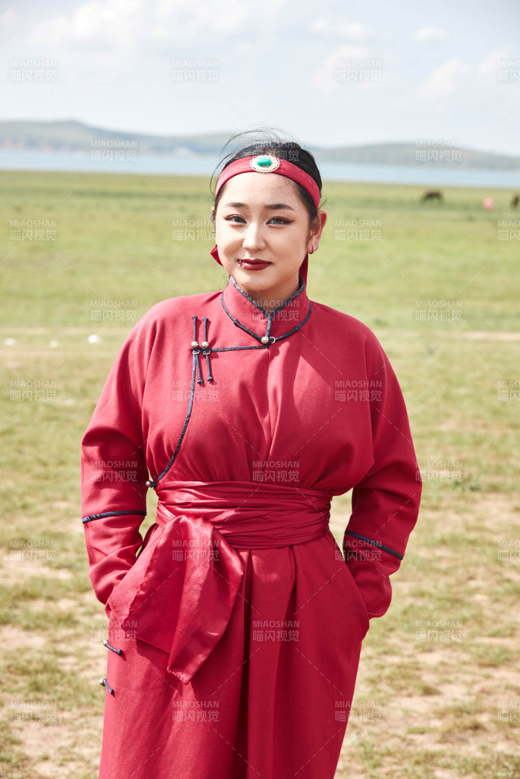 那达慕大会上穿蒙古族传统服饰的蒙族姑娘图片
