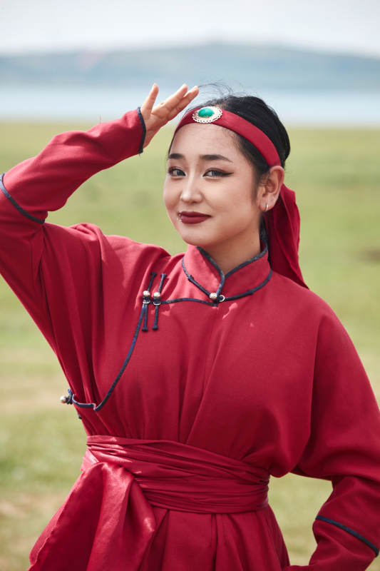 那达慕大会上穿蒙古族传统服饰的蒙族姑娘图片