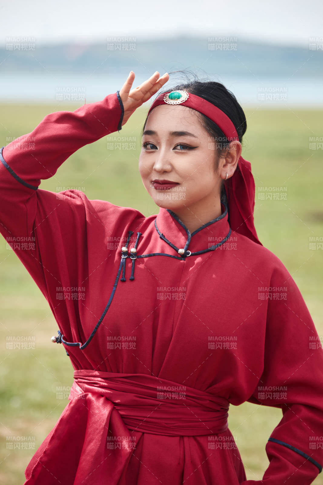 那达慕大会上穿蒙古族传统服饰的蒙族姑娘图片