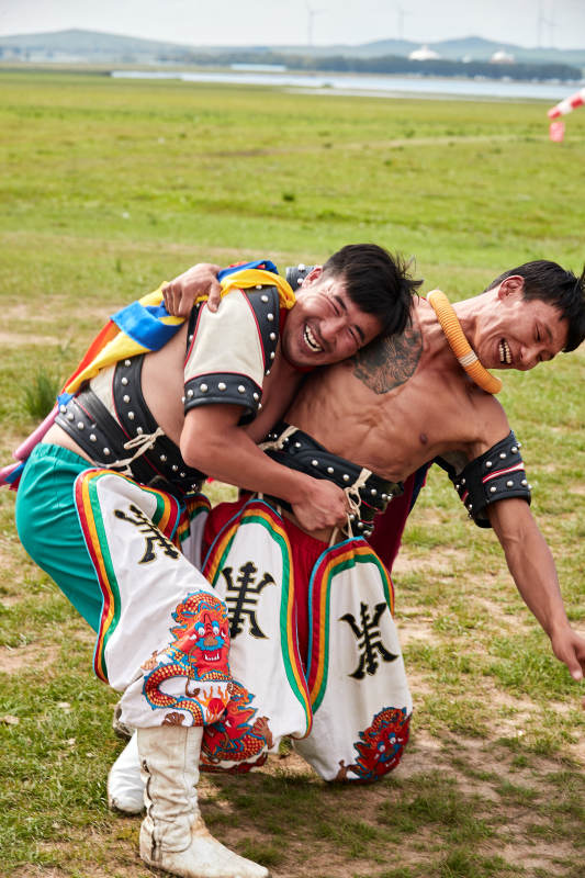 草原那达慕大会上的蒙古摔跤手图片