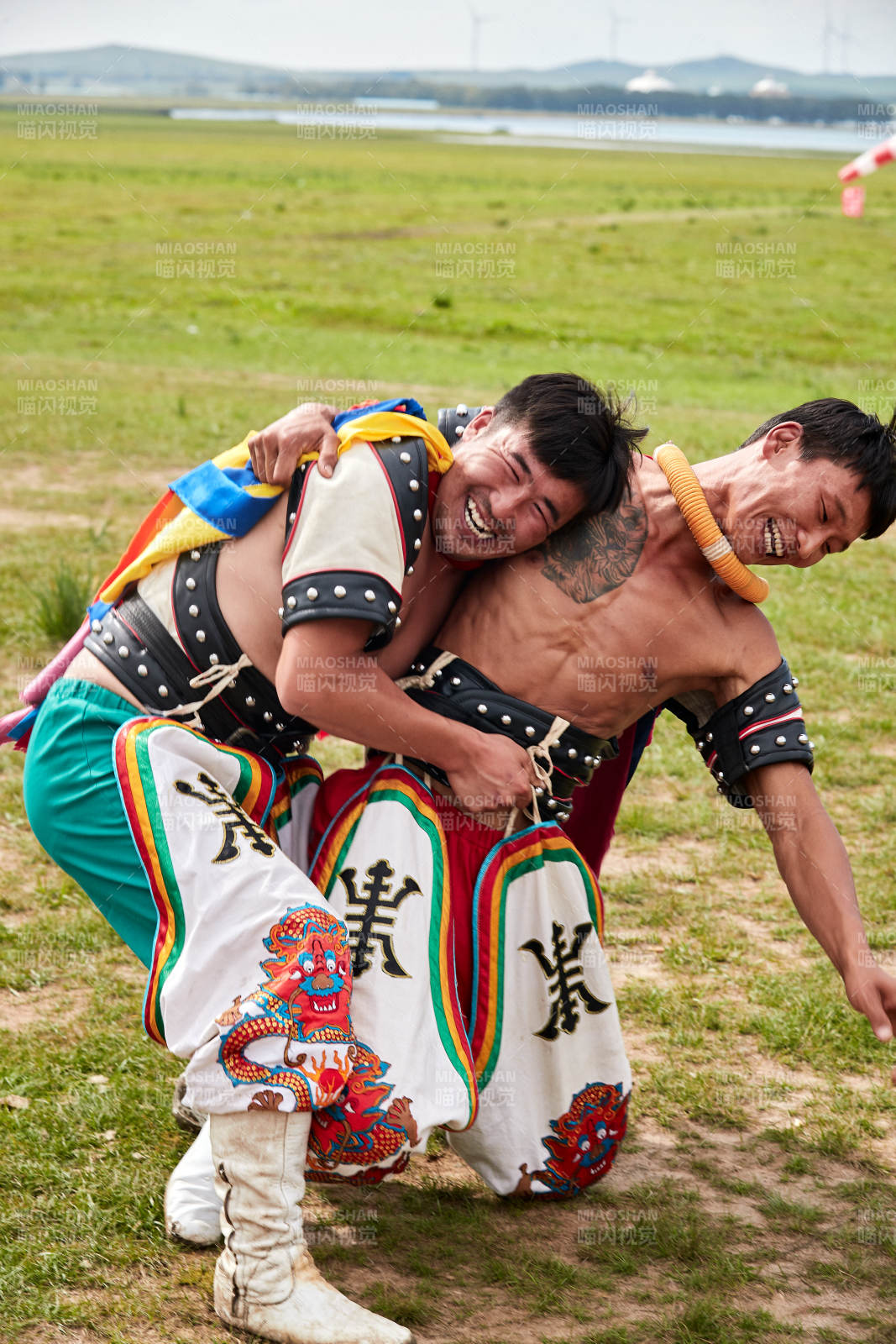 草原那达慕大会上的蒙古摔跤手图片