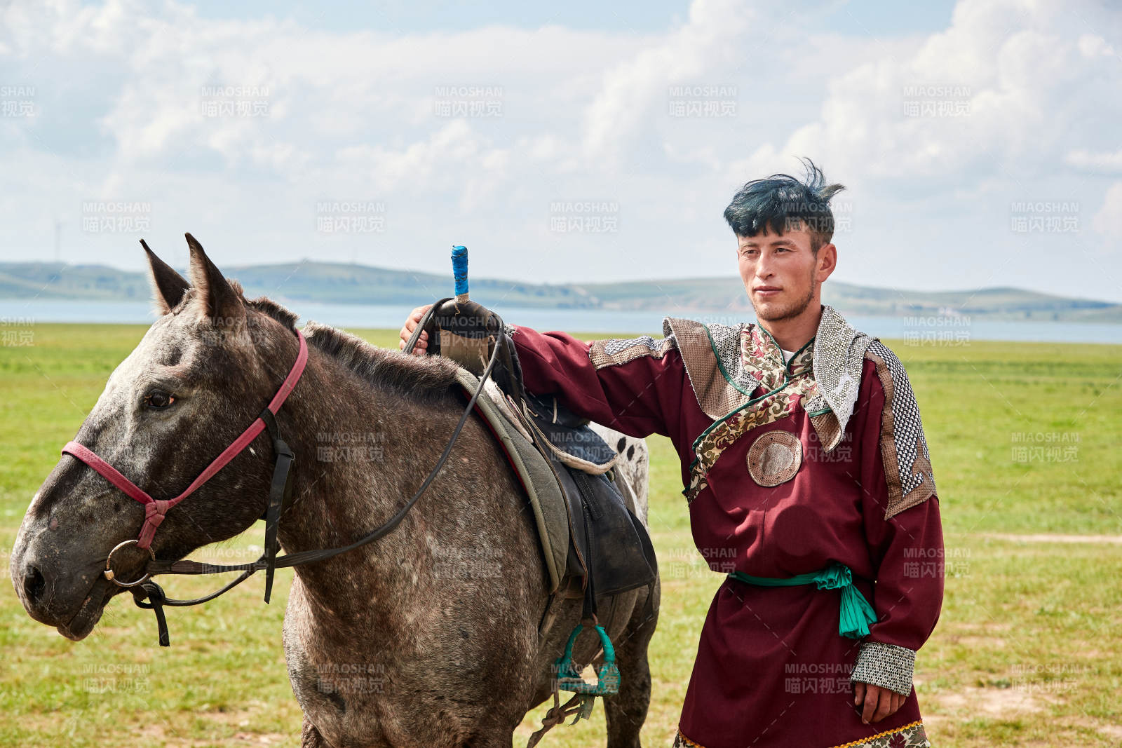 草原那达慕大会上骑马的蒙古族汉子图片