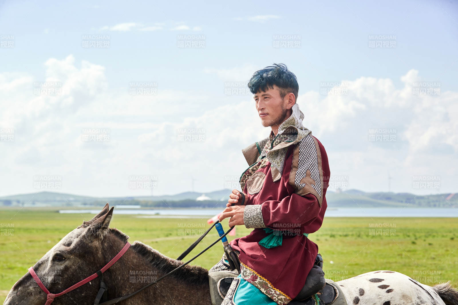 草原那达慕大会上骑马的蒙古族汉子图片