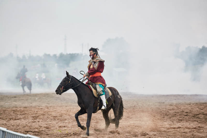 在草原景区表演的蒙古古代骑马打仗演出图片