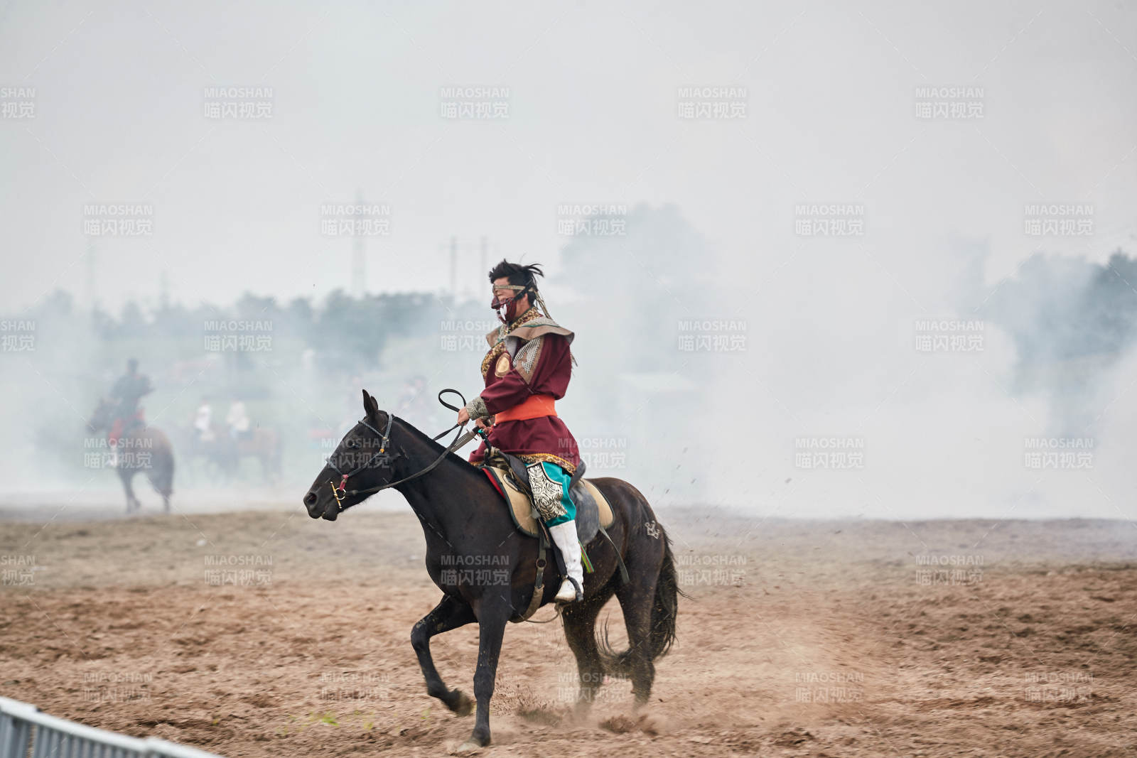 在草原景区表演的蒙古古代骑马打仗演出图片