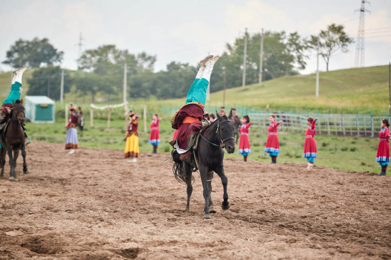 河北省沽源县库伦淖尔景区的蒙古马术表演图片