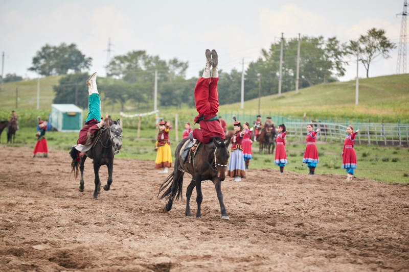 河北省沽源县库伦淖尔景区的蒙古马术表演图片