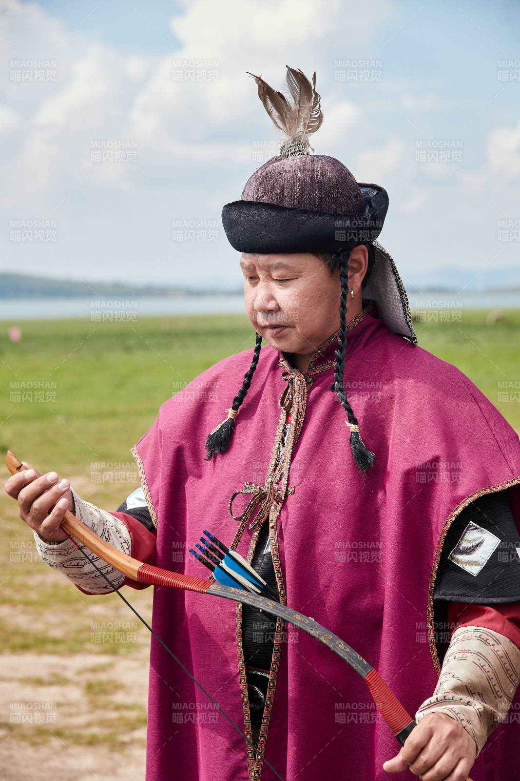 草原那达慕大会上的蒙古弓箭手图片