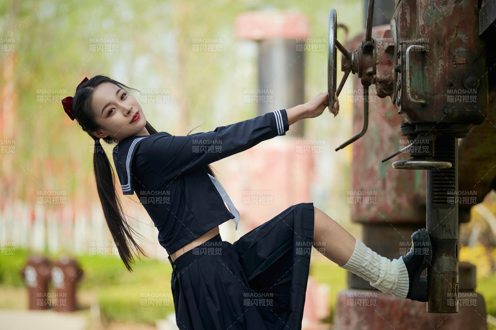 日系户外公园穿jk校服的少女图片