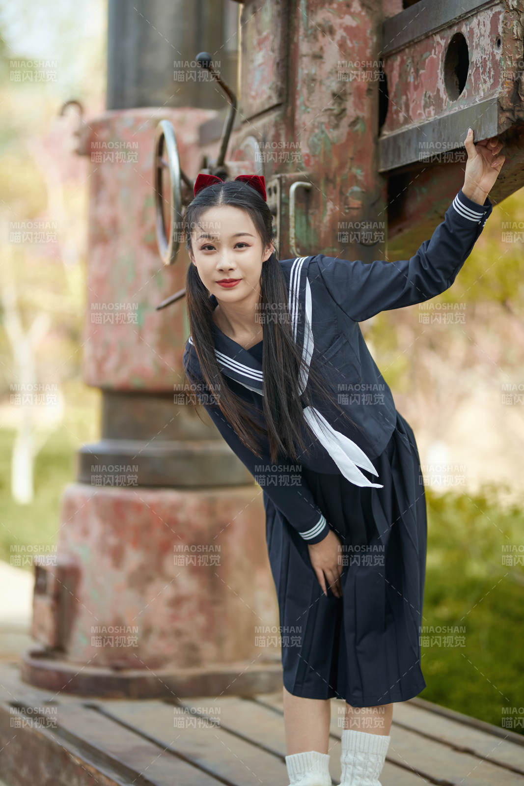 日系户外公园穿jk校服的少女图片