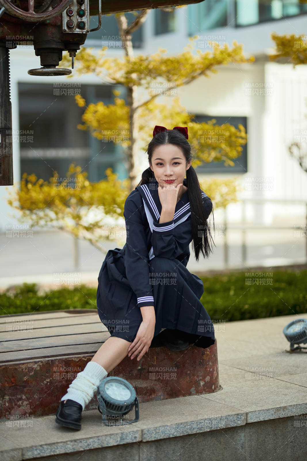 日系户外公园穿jk校服的少女图片