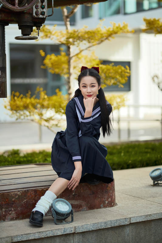 日系户外公园穿jk校服的少女图片