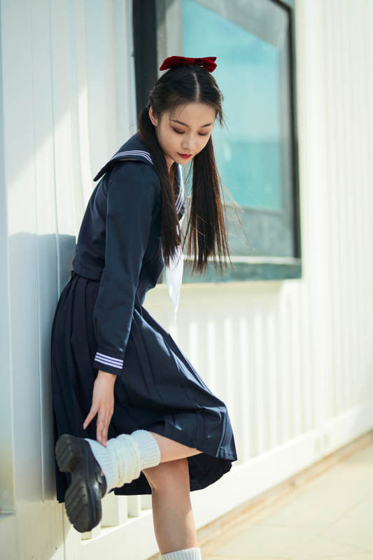 日系户外公园穿jk校服的少女图片