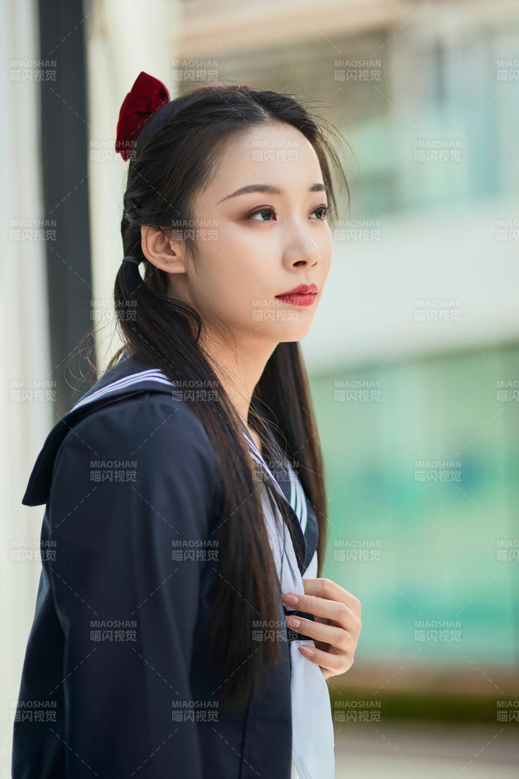 日系户外公园穿jk校服的少女图片