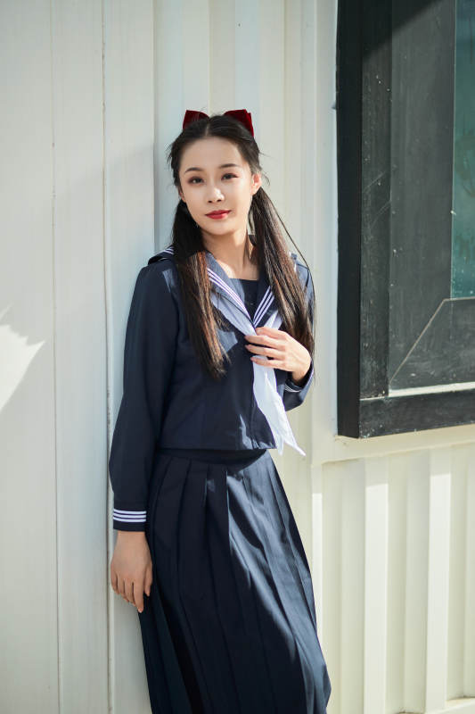 日系户外公园穿jk校服的少女图片