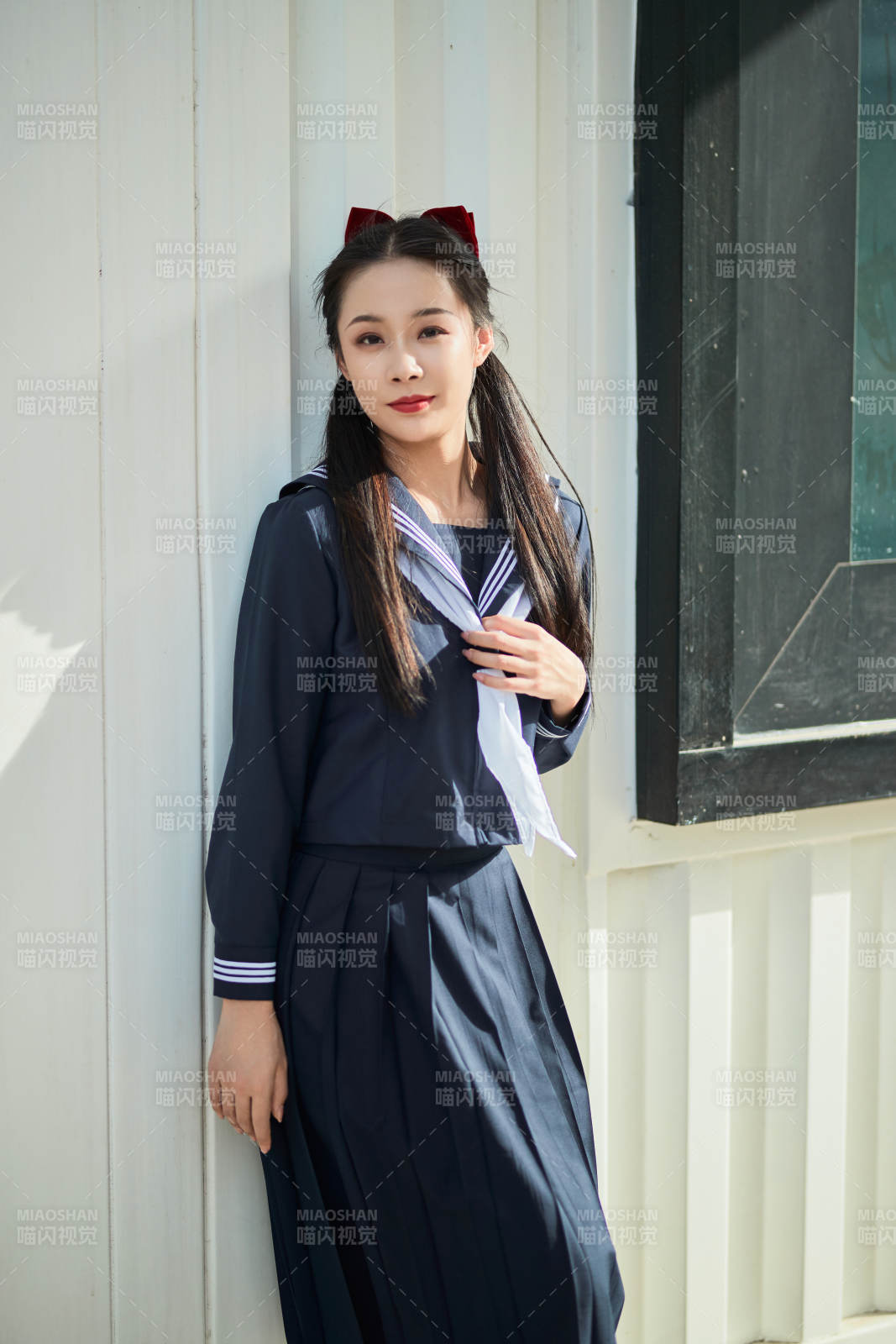 日系户外公园穿jk校服的少女图片