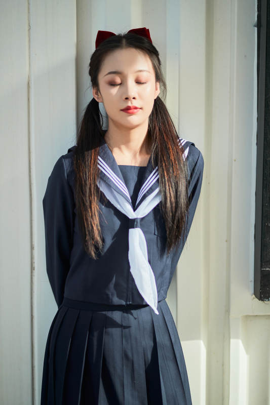日系户外公园穿jk校服的少女图片