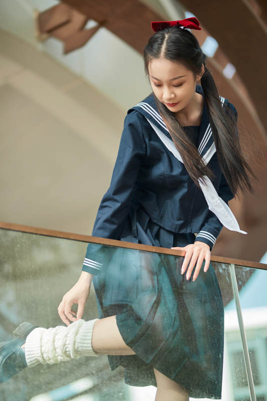 日系户外公园穿jk校服的少女图片