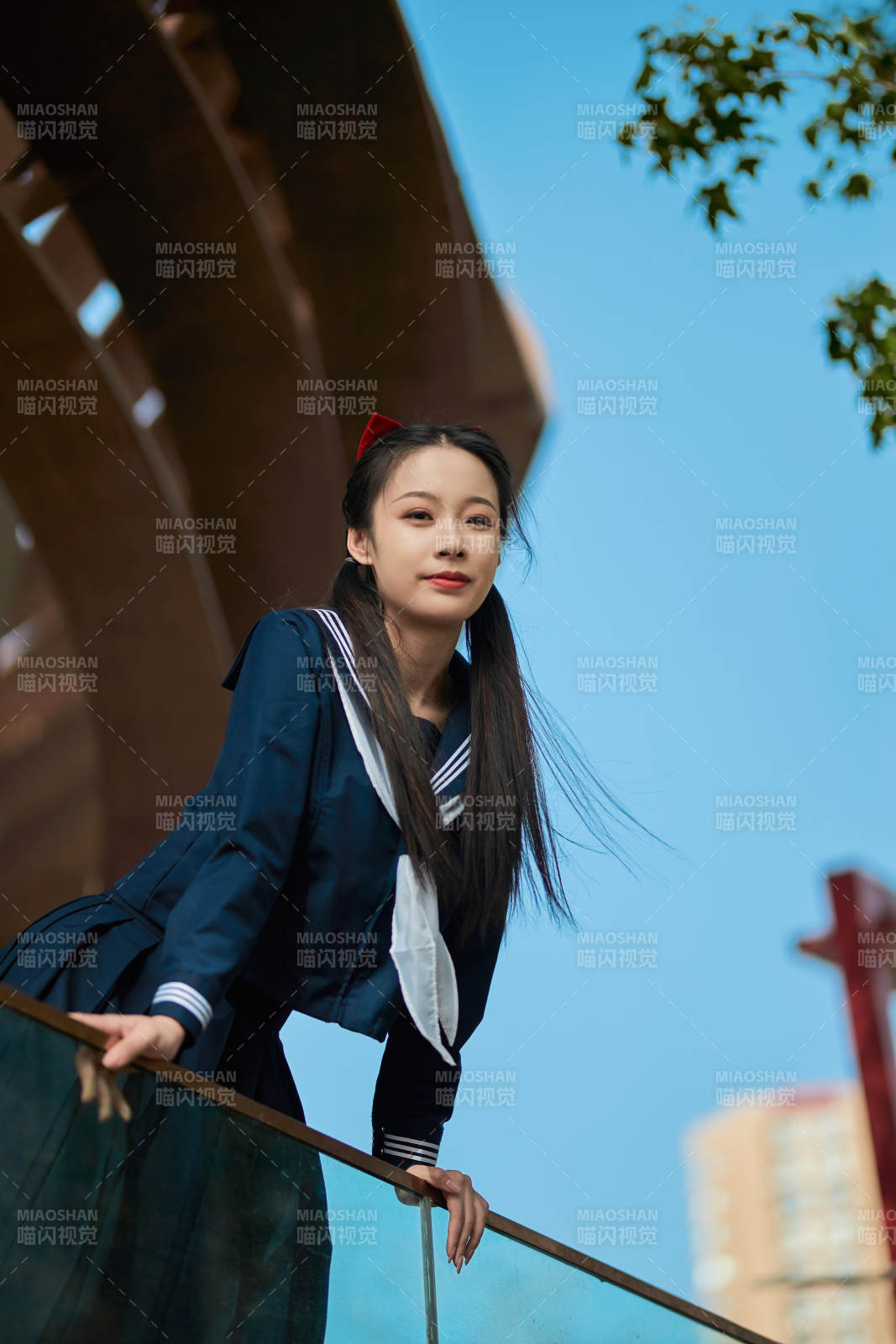 日系户外公园穿jk校服的少女图片