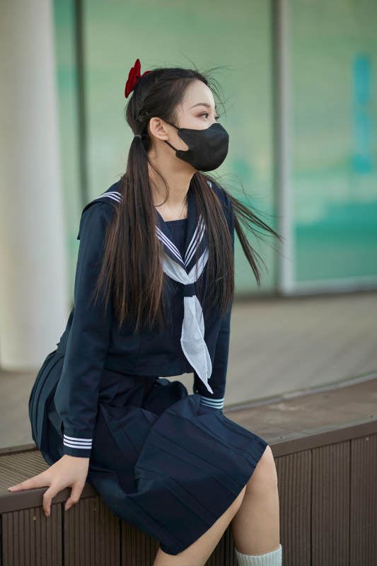 日系户外公园穿jk校服的少女图片