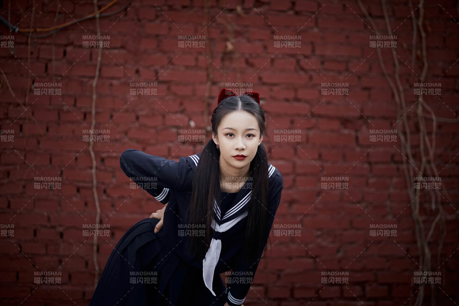 日系户外公园穿jk校服的少女图片