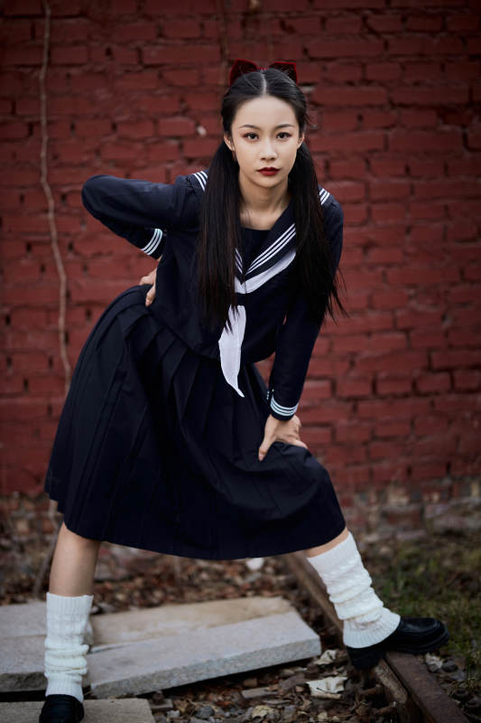 日系户外公园穿jk校服的少女图片