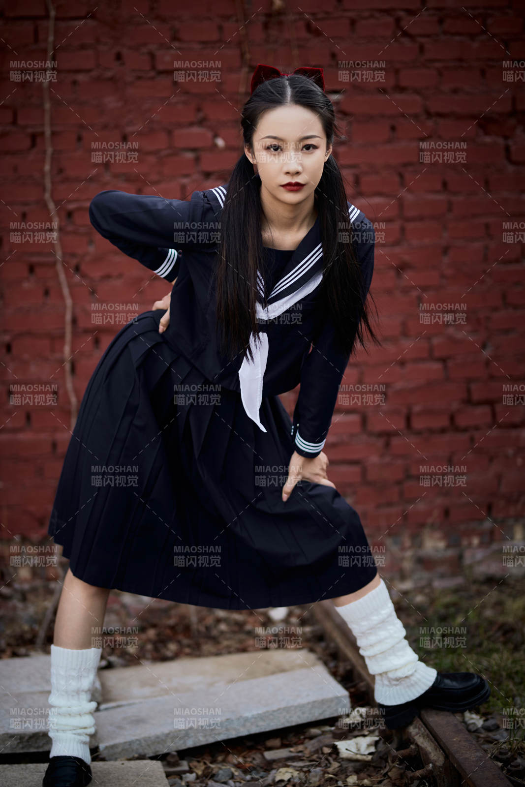 日系户外公园穿jk校服的少女图片