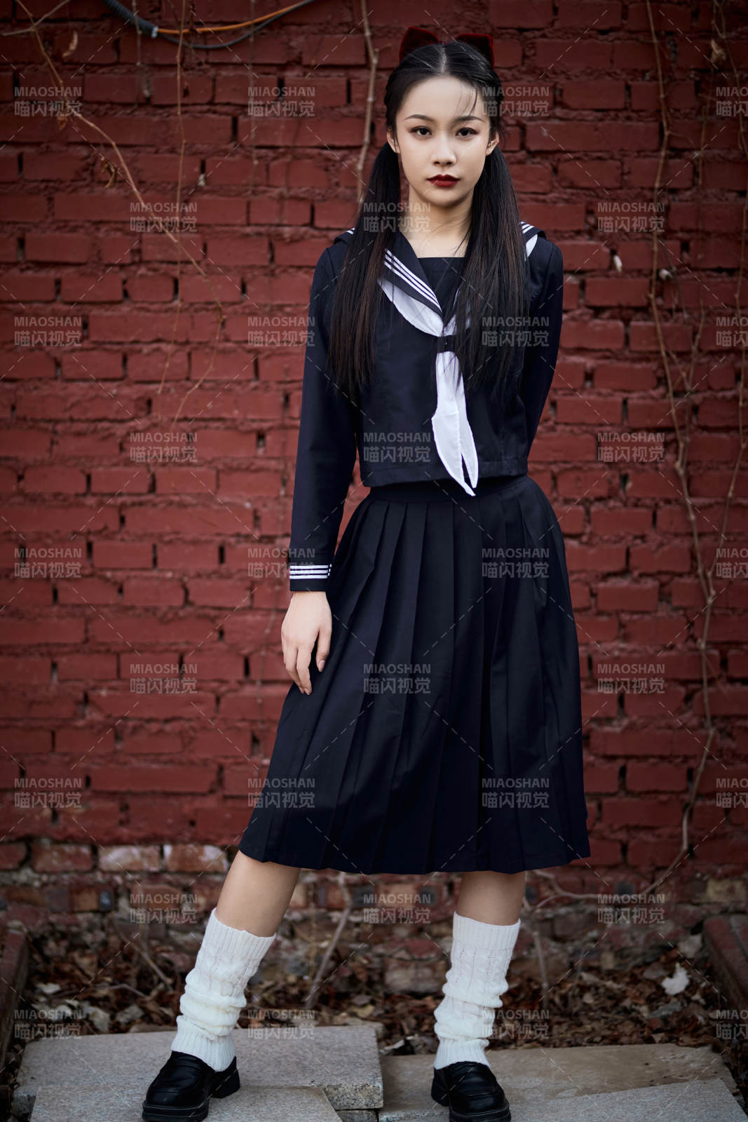 日系户外公园穿jk校服的少女图片