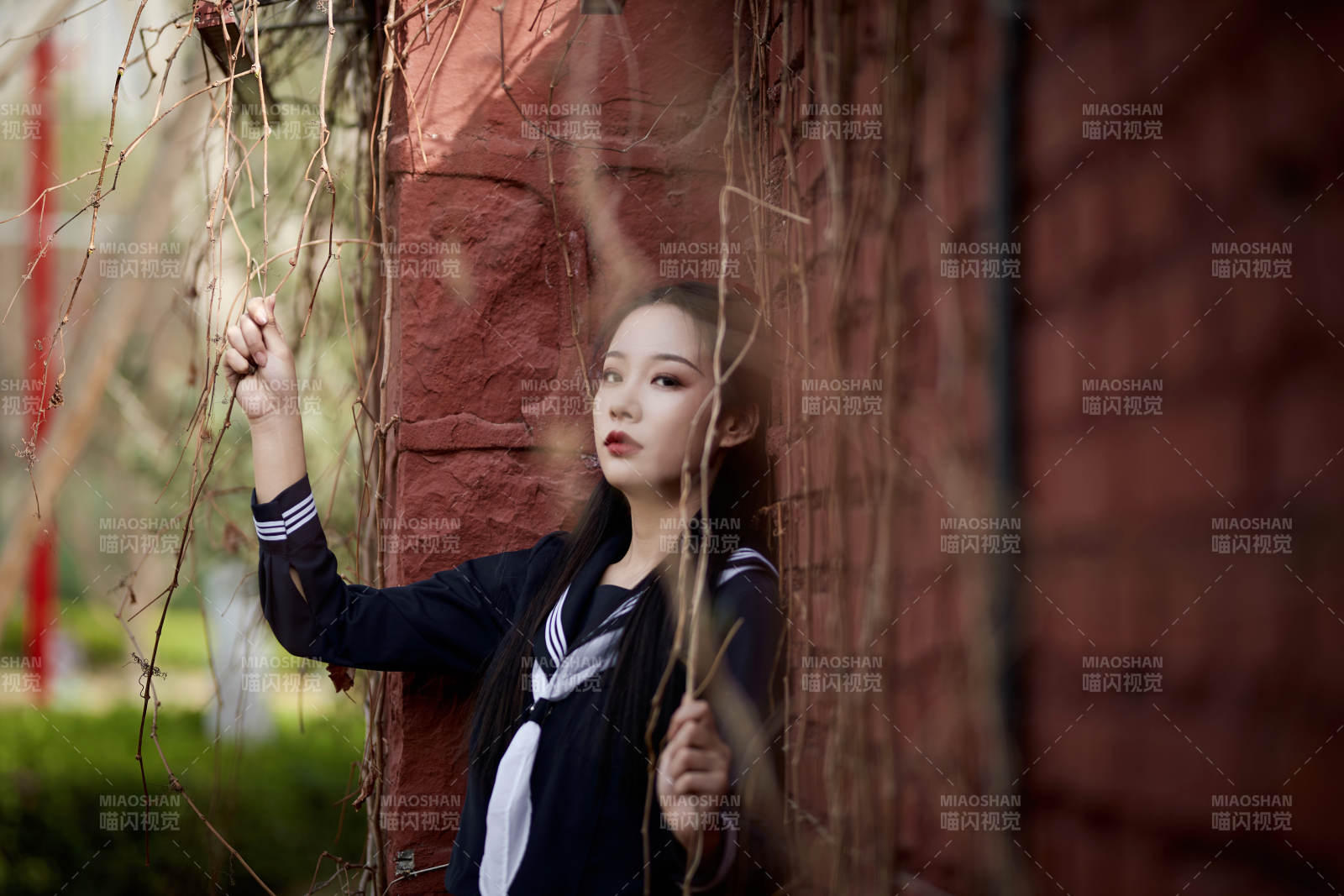 日系户外公园穿jk校服的少女图片